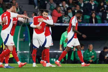 Gabriel Martinelli ve Bukayo Saka, UEFA Şampiyonlar Ligi maçında attıkları golün ardından Sporting CP ve Arsenal FC (Maciej Rogowski) 