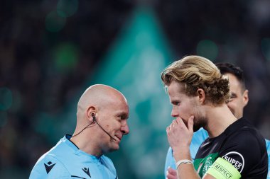 Szymon Marciniak, Morten Hjulmand UEFA Şampiyonlar Ligi maçında Sporting CP ve Arsenal FC takımları arasında görüldü (Maciej Rogowski) 