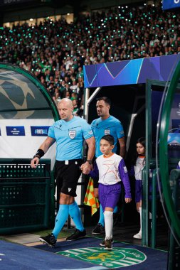 Szymon Marciniak, Adam Kupsik UEFA Şampiyonlar Ligi maçında Sporting CP ve Arsenal FC (Maciej Rogowski) takımları arasında görüldü.) 