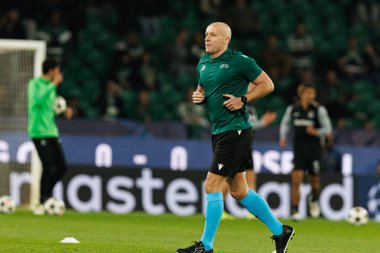 Szymon Marciniak UEFA Şampiyonlar Ligi maçında Sporting CP ve Arsenal FC takımları arasında görüldü (Maciej Rogowski) 