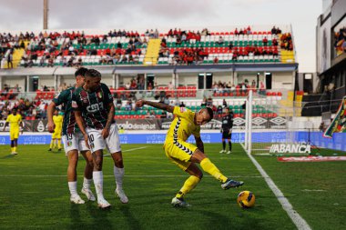 Alan Ruiz, Gustavo Garcia Liga Portekiz maçı sırasında Estrela Amadora ve CD Nacional takımları arasında Estadio Jose Gomes (Maciej Rogowski)