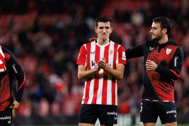 Daniel Vivian, Inigo Lekue LaLiga EA SPORTS maçı sırasında Estadio de San Mames 'deki Real Madrid FC takımları arasında görüldü (Maciej Rogowski)