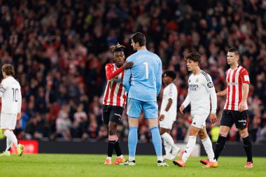 Nico Williams, Thibaut Courtois LaLiga EA Spor Kulübü ve Real Madrid FC takımları arasında Estadio de San Mames 'de (Maciej Rogowski)