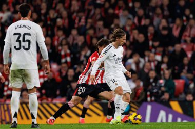 Luka Modriç ve Unai Gomez, LaLiga EA SPORTS maçı sırasında Estadio de San Mames 'teki Real Madrid FC (Maciej Rogowski) takımları arasında görüldü.)