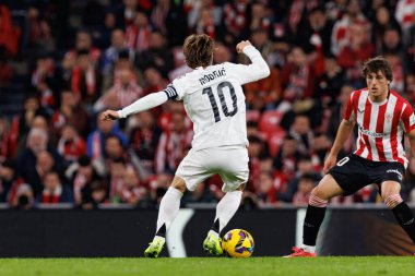 Luka Modriç ve Unai Gomez, LaLiga EA SPORTS maçı sırasında Estadio de San Mames 'teki Real Madrid FC (Maciej Rogowski) takımları arasında görüldü.)