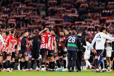 Nico Williams, Daniel Vivian LaLiga EA Spor Kulübü ve Real Madrid FC takımları arasında Estadio de San Mames 'de (Maciej Rogowski)