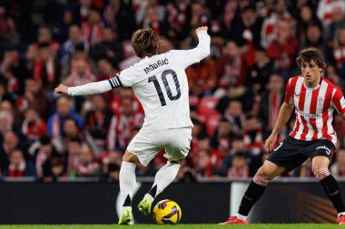 Luka Modriç ve Unai Gomez, LaLiga EA SPORTS maçı sırasında Estadio de San Mames 'teki Real Madrid FC (Maciej Rogowski) takımları arasında görüldü.)