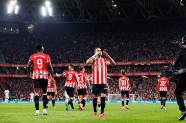 Alex Berenguer, LaLiga EA SPORTS maçında Estadio de San Mames 'deki Real Madrid FC ve Atletizm Kulübü takımları arasında gol üstüne gol atarken görüldü (Maciej Rogowski)