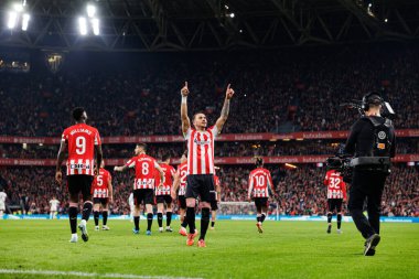 Alex Berenguer, LaLiga EA SPORTS maçında Estadio de San Mames 'deki Real Madrid FC ve Atletizm Kulübü takımları arasında gol üstüne gol atarken görüldü (Maciej Rogowski)