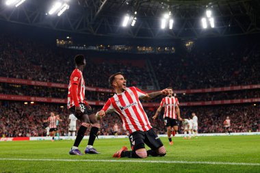 Alex Berenguer, Estadio de San Mames 'de (Maciej Rogowski) Atletizm Kulübü ve Real Madrid FC takımları arasındaki LaLiga EA SPORTS maçında gol attıktan sonra kutlama yaparken görüldü.)