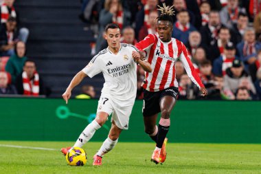 Lucas Vazquez, Nico Williams LaLiga EA Spor Kulübü ve Real Madrid FC takımları arasında Estadio de San Mames 'te (Maciej Rogowski)