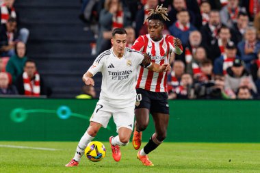 Lucas Vazquez, Nico Williams LaLiga EA Spor Kulübü ve Real Madrid FC takımları arasında Estadio de San Mames 'te (Maciej Rogowski)