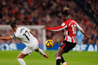 Lucas Vazquez, Nico Williams LaLiga EA Spor Kulübü ve Real Madrid FC takımları arasında Estadio de San Mames 'te (Maciej Rogowski)