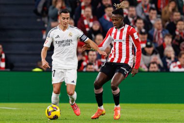 Lucas Vazquez, Nico Williams LaLiga EA Spor Kulübü ve Real Madrid FC takımları arasında Estadio de San Mames 'te (Maciej Rogowski)