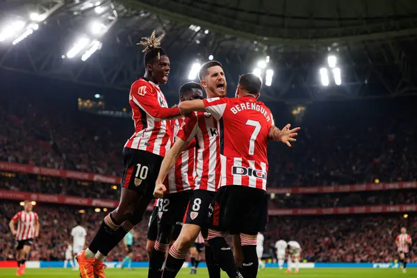 Atletizm Takımı, Estadio de San Mames 'teki LaLiga EA Spor Kulübü ve Real Madrid FC takımları arasında oynanan maçta Alex Berenguer' den gol üstüne gol atarken görüldü (Maciej Rogowski)