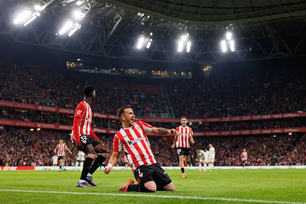 Alex Berenguer, Estadio de San Mames 'de (Maciej Rogowski) Atletizm Kulübü ve Real Madrid FC takımları arasındaki LaLiga EA SPORTS maçında gol attıktan sonra kutlama yaparken görüldü.)