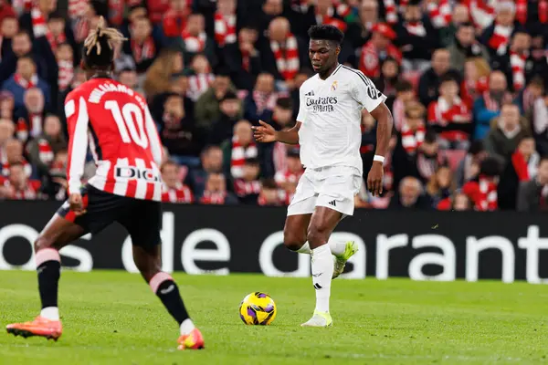 Aurelien Tchouameni, LaLiga EA SPORTS maçı sırasında Estadio de San Mames 'deki Real Madrid FC takımları arasında görüldü (Maciej Rogowski)