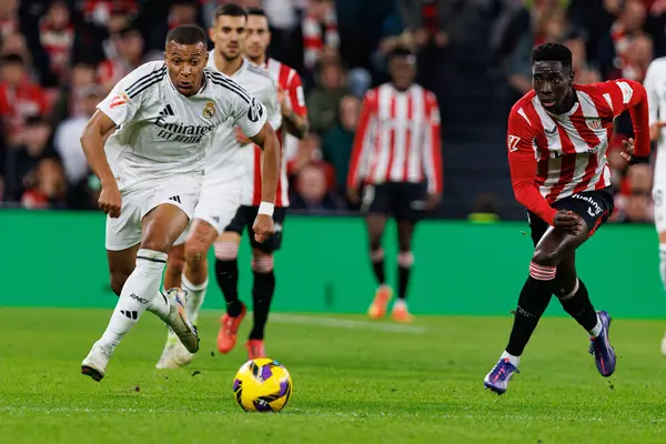 Kylian Mbappe, Adama Boiro LaLiga EA SPORTS maçı sırasında Estadio de San Mames 'deki Real Madrid FC takımları arasında görüldü (Maciej Rogowski)