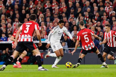 Jude Bellingham, Yeray Alvarez LaLiga EA SPORTS maçı sırasında Estadio de San Mames 'de Real Madrid FC takımları arasında görüldü (Maciej Rogowski)