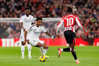 Rodrygo Goes, Nico Williams LaLiga EA SPORTS maçı sırasında Estadio de San Mames 'deki Real Madrid FC takımları arasında görüldü (Maciej Rogowski)