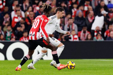 Nico Williams, Federico Valverde LaLiga EA SPORTS maçı sırasında Estadio de San Mames 'de Real Madrid FC takımları arasında görüldü (Maciej Rogowski)