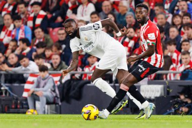 Antonio Rudiger, Inaki Williams LaLiga EA SPORTS maçı sırasında Estadio de San Mames 'deki Real Madrid FC takımları arasında görüldü (Maciej Rogowski)