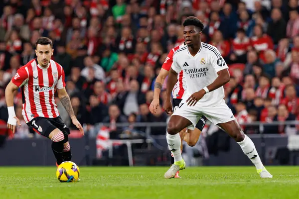 Aurelien Tchouameni, LaLiga EA SPORTS maçı sırasında Estadio de San Mames 'deki Real Madrid FC takımları arasında görüldü (Maciej Rogowski)