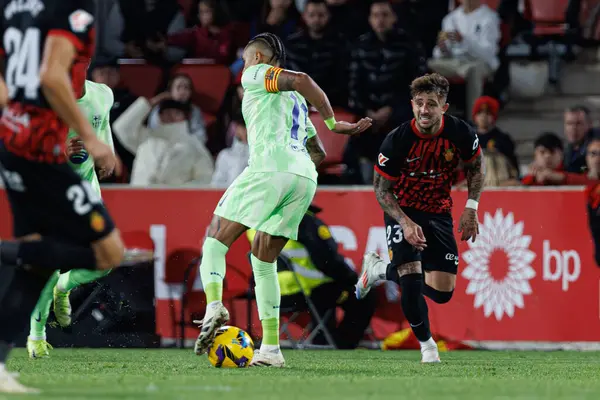 Raphinha, Pablo Maffeo LaLiga EA SPORTS maçı sırasında RCD Mallorca ve FC Barcelona (Maciej Rogowski)