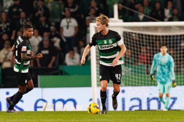 Estadio Jose Alvalade 'de (Maciej Rogowski) Sporting CP ve CD Santa Clara takımları arasında oynanan Liga Portekiz maçı sırasında Morten Hjulmand)