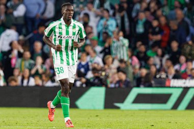 Assane Diao, Estadio Benito Villamarin 'de Real Betis Balompie ve FC Barcelona takımları arasında oynanan LaLiga EASPORTS maçında gol attıktan sonra kutlama yaparken görüldü (Maciej Rogowski)