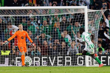 Assane Diao, Estadio Benito Villamarin 'de Real Betis Balompie ve FC Barcelona takımları arasında oynanan LaLiga EASPORTS maçında gol attıktan sonra kutlama yaparken görüldü (Maciej Rogowski)