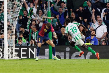 Assane Diao, Estadio Benito Villamarin 'de Real Betis Balompie ve FC Barcelona takımları arasında oynanan LaLiga EASPORTS maçında gol attıktan sonra kutlama yaparken görüldü (Maciej Rogowski)