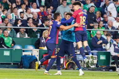 FC Barcelona 'nın oyuncuları, Estadio Benito Villamarin' de Real Betis Balompie ve FC Barcelona takımları arasında oynanan LaLiga EASPORTS maçında Ferran Torres 'in attığı gol üzerine attıkları golü kutlarken görüldü (Maciej Rogowski)