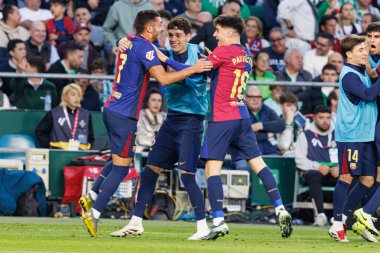 FC Barcelona 'nın oyuncuları, Estadio Benito Villamarin' de Real Betis Balompie ve FC Barcelona takımları arasında oynanan LaLiga EASPORTS maçında Ferran Torres 'in attığı gol üzerine attıkları golü kutlarken görüldü (Maciej Rogowski)