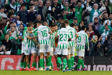 Real Betis 'in oyuncuları, LaLiga EASPORTS maçında Estadio Benito Villamarin' de Real Betis Balompie ve FC Barcelona takımları arasında Giovani Lo Celso 'dan gol üstüne gol atarken görüldü (Maciej Rogowski)