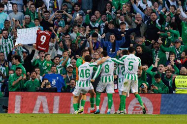 Real Betis 'in oyuncuları, LaLiga EASPORTS maçında Estadio Benito Villamarin' de Real Betis Balompie ve FC Barcelona takımları arasında Giovani Lo Celso 'dan gol üstüne gol atarken görüldü (Maciej Rogowski)