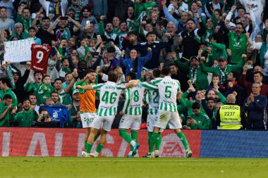 Real Betis 'in oyuncuları, LaLiga EASPORTS maçında Estadio Benito Villamarin' de Real Betis Balompie ve FC Barcelona takımları arasında Giovani Lo Celso 'dan gol üstüne gol atarken görüldü (Maciej Rogowski)