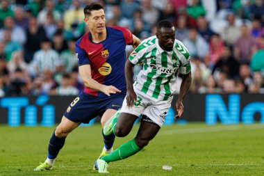 Robert Lewandowski, Yusuf Sabaly LaLiga EASPORTS maçında Estadio Benito Villamarin 'de Real Betis Balompie ve FC Barcelona takımları arasında görüldü.)