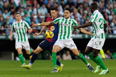 Marc Bartra, Robert Lewandowski LaLiga EASPORTS maçı sırasında Estadio Benito Villamarin 'de Real Betis Balompie ve FC Barcelona takımları arasında görüldü (Maciej Rogowski)