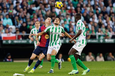 Marc Bartra, Robert Lewandowski LaLiga EASPORTS maçı sırasında Estadio Benito Villamarin 'de Real Betis Balompie ve FC Barcelona takımları arasında görüldü (Maciej Rogowski)