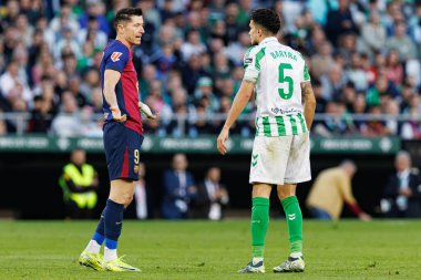 Marc Bartra, Robert Lewandowski LaLiga EASPORTS maçı sırasında Estadio Benito Villamarin 'de Real Betis Balompie ve FC Barcelona takımları arasında görüldü (Maciej Rogowski)