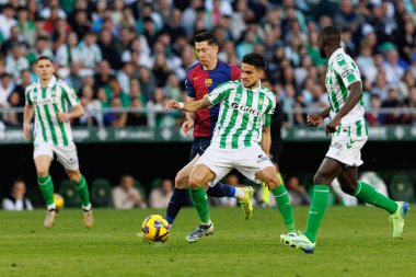 Marc Bartra, Robert Lewandowski LaLiga EASPORTS maçı sırasında Estadio Benito Villamarin 'de Real Betis Balompie ve FC Barcelona takımları arasında görüldü (Maciej Rogowski)
