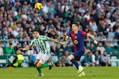 Marc Bartra, Robert Lewandowski LaLiga EASPORTS maçı sırasında Estadio Benito Villamarin 'de Real Betis Balompie ve FC Barcelona takımları arasında görüldü (Maciej Rogowski)