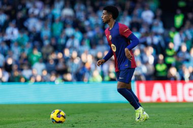 Alejandro Balde, Real Betis Balompie ve FC Barcelona takımları arasında LaLiga EASPORTS maçında Estadio Benito Villamarin (Maciej Rogowski)