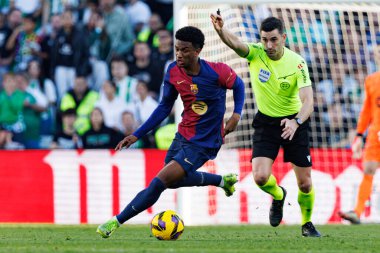Alejandro Balde, Real Betis Balompie ve FC Barcelona takımları arasında LaLiga EASPORTS maçında Estadio Benito Villamarin (Maciej Rogowski)