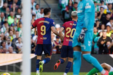 Robert Lewandowski ve Dani Olmo, Estadio Benito Villamarin 'de Real Betis Balompie ve FC Barcelona takımları arasındaki LaLiga EASPORTS maçında gol attıktan sonra kutlama yaparken görüldü (Maciej Rogowski)