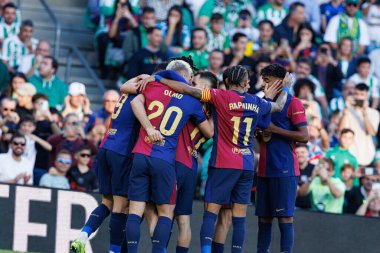 FC Barcelona 'nın oyuncuları, Estadio Benito Villamarin' deki Real Betis Balompie ve FC Barcelona takımları arasında oynanan LaLiga EASPORTS maçında gol attıktan sonra kutlama yaparken görüldü (Maciej Rogowski)