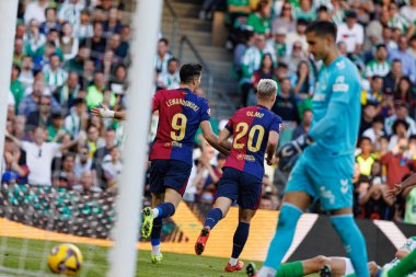 Robert Lewandowski ve Dani Olmo, Estadio Benito Villamarin 'de Real Betis Balompie ve FC Barcelona takımları arasındaki LaLiga EASPORTS maçında gol attıktan sonra kutlama yaparken görüldü (Maciej Rogowski)