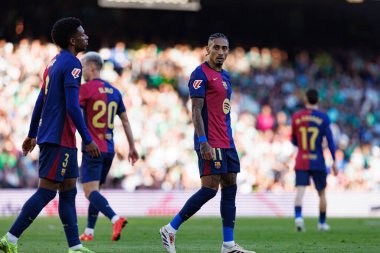 Alejandro Balde, Raphinha LaLiga EASPORTS maçı sırasında Estadio Benito Villamarin 'de Real Betis Balompie ve FC Barcelona takımları arasında görüldü (Maciej Rogowski)