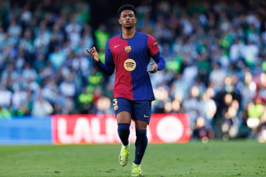 Alejandro Balde, Real Betis Balompie ve FC Barcelona takımları arasında LaLiga EASPORTS maçında Estadio Benito Villamarin (Maciej Rogowski)